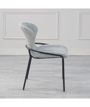 chaises de table NATALIA Tissu matelassé gris clair pieds métal retro chic 70s vue coté