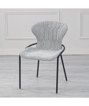 chaise de repas NATALIA Tissu matelassé gris clair pieds métal retro chic 70s vue 3/4 face