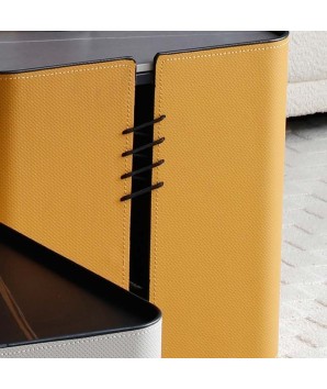 table basse ARCACHON plateau céramique noir habillage simili cuir curry détail couture